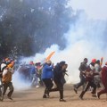 Indijski poljoprivrednici krenuli ka Nju Delhiju – policija suzavcem i barikadama pokušava da spreči okupljanje