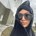 (Foto): Pevačica koja je pobedila rak za vreme Ramazana otišla u Medinu: Slikala se ispred džamije i poslala snažnu poruku…