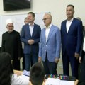 Ministar Vučević obišao OŠ”Desanka Maksimović” u Novom Pazaru