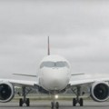 Avion izleteo sa pista i završio na travi! Nova avionska drama, putnici beže niz pokretne stepenice (Video)