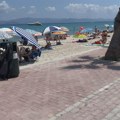 "Pretpostavljam da su Srbi izumitelji ovoga": Zbog skandaloznog prizora na plaži u Grčkoj naši turisti na stubu srama (video)…