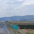 POŽAR U BRESTOVCU: Vatra buknula u blizini petlje ka Nišu