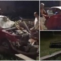 Sleteo sa puta u dvorište kuće, vatrogasci-spasioci na terenu Strašan udes kod Kragujevca: Vozilo unakaženo, sve vrvi od…