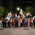 Zašto među „čuvarima“ stranačkih prostorija nema gradonačelnika Dašića i drugih visokih funkcionera SNS-a?