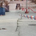 (Foto): Komadi mermerne ploče pali sa zgrade na trotoar u centru Čačka: Policija ogradila prostor