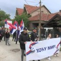 Mirnom šetnjom građani i u Kragujevcu izrazili protivljenje nasilju i blokadama