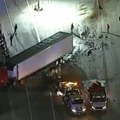 Jeziv snimak saobraćajne nesreće na auto-putu: Šleper "prošao" kroz kolonu vozila, ima mrtvih (uznemirujući video)