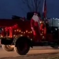 Deda Mrazovi stigli u Vojvoda Stepu: Paketići za decu direktno sa vatrogasnog vozila (video)