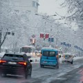 Sneg na mnogim deonicama, prilazi graničnim prelazima i zimskim centrima prohodni