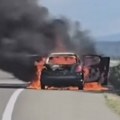 Drama na auto-putu kod Ražnja: Automobil planuo u vožnji, putnici uspeli da pobegnu