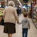 Baka ušla u prodavnicu sa autističnim unukom - on prosuo grickalice na pod: Usledila je reakcija kasira koja je zgrozila…