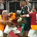 (VIDEO) Osimen hteo da bije Murinja, jedva ga obuzdali
