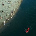 Dunav sve plići, Mađarska potapa dve barže kod nuklearke Pakš