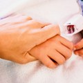 Devojčica u SAD zarazila se amebom koja napada mozak tokom kupanja u jezeru i preminula