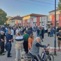 Studenti najavili tribinu, SNS stigao sa zastavama i razglasom: Ako sledeći put odu na krov, ide li SNS na susedni? Studenti…