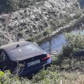 Nezgoda u Kozujevu: Autom sleteo sa mosta, ima povređenih