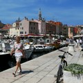 Užas u Hrvatskoj Nasred popularne plaže ispraznili septičku jamu, kupači dobili temperaturu i dijareju!