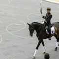 Olimpijska baklja prošla ispred dvorane Bataklan, minut ćutanja za nastradale