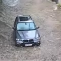 Mnogi vozači u Srbiji prave grešku Obavezno uradite ovo sa automobilom ukoliko se nađete u sred bujice ili poplave!