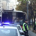 Muškarac napravio incident u Zemunu: Stao ispred autobusa, pa nasrnuo na mladića (foto)