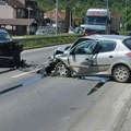 Dete i još tri osobe povređene u teškoj nesreći u Čačku: Žestok sudar, automobili smrskani sa prednje strane (foto)