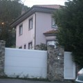 Troje dece policija izvukla iz kuće jer su ih roditelji držali zaključane 4 godine iz najbizarnijeg razloga: „Preko lica…