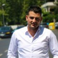 Svi ga znaju po imenu bridžis: Malo ko zna kako on izgleda i na koji način vodi karijere najvećim imenima na domaćoj muzičkoj…