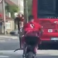 "Upalio klimu na motoru!" Nišlija spas za vrućine u saobraćaju pronašao u nesvakidašnjem uređaju, svi se pitaju samo jedno -…