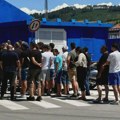 Danas je najteže raditi na blagajni stadiona Novog Pazara, prava opsada navijača!