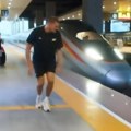 Jokićev šou u Kini: Somborac se trkao sa superbrzim vozom koji juri 350 km/h! (video)