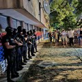 Posle mirnog protesta na Limanu, sukob Novosađana sa maskiranim muškarcima ispred prostorija SNS