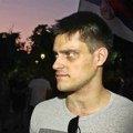 FOTO: Priveden student s fotografije koja je jedan od simbola protesta
