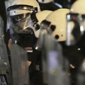 FOTO: Priveden student s fotografije koja je jedan od simbola protesta