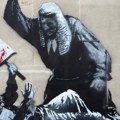„Brišu mural kao što brišu naše pravo da protestujemo“ – novi Benksijev mural na zgradi suda ekspresno uklonjen