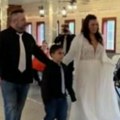 Mladenci shvatili da im niko nije došao kada su ušli u salu: Zbog tužnih prizora nastao haos na mrežama (video)