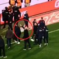 Stanković krenuo prema novinaru, pa stao zbog Severa: Pogledajte reakciju trenera Zvezde kada je čuo šta navijači pevaju