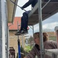 Zasukala rukave pa prionula na posao: Teodora snimala majku kako radi sa majstorima - evo zašto je hvale svi