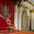 Posetilac sedeo na Velikom carskom tronu u Ermitažu, Nacionalna garda Rusije ga privela