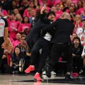 NBA liga se hitno oglasila zbog incidenta: Navijač uleteo na teren, evo kako Amerikanci rešavaju problem