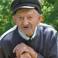 Deda Miloš gazi 100. godinu života: Čaša soka, rad i 12 praunučadi su njegov recept za dugovečnost