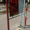 MUP : Maloletnik uhapšen zbog prefarbavanja stubova ulične rasvete, bandera i autobuskih stajališta