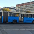 Kvar autobusa broj 5 u Novom Sadu. Putnici čekaju zamensko vozilo, saobraćaj usporen na raskrsnici Novosadskog sajma i…
