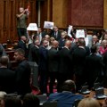 Haos u Skupštini Srbije: Poslanicima opozicije obezbeđenje ne da da mrdnu