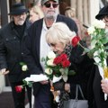 Simbolika crvene ruže na sahrani žarka lauševića: Kolege se opraštaju od glumca: Emotivne scene na Novom groblju