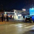 Prve fotografije masovne tuče u Nišu: "Blic" saznaje: Dvojica mladića tukla jednog u haustoru: Policija zatekla polomljene…