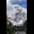 Eruptirala tri vulkana! Najaktivniji izbacio reku lave, sela prekrivena vulkanskim pepelom, stanovništvo beži (foto, video)