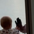 Beba ugledala nepoznatog čoveka, pa dotrčala da ga pozdravi Njegova reakcija na devojčicu će vam ulepšati dan! (video)
