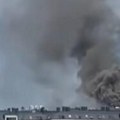 Prvi snimak požara na Voždovcu: Gust crni dim kulja visoko nad naseljem (video)
