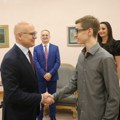 Miloš Vučević primio zlatnog đaka Matematičke gimnazije Andreja, koji je osvojio pet medalja na olimpijadi u Singapuru, a…