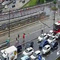 Pljusak napravio kolaps u Beogradu: Ljudi guraju automobil kroz bujicu na Autokomandi, u ovim delovima grada sve stoji (foto)